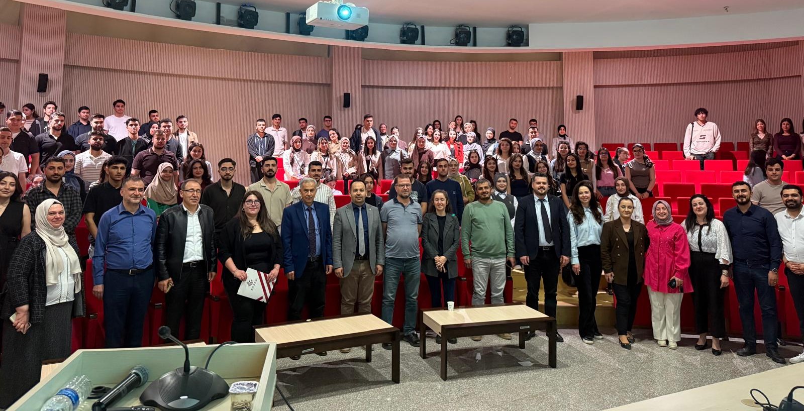 Matematik Topluluğumuz Tarafından Organize Edilen “Matematiğin Esnek Yüzü: Topoloji” Başlıklı Seminer Dr. Öğr. Üyesi Hande Poşul’un Sunumlarıyla Gerçekleştirildi